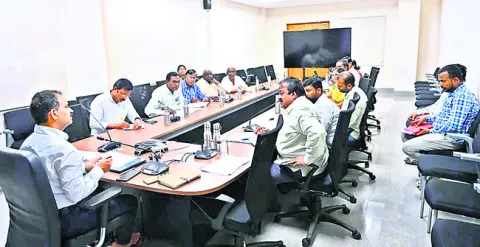 కాంట్రాక్టర్లపై చర్య తీసుకోవాలి