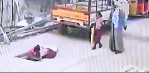 మ్యాన్‌హోల్‌లో పడిన చిన్నారి..