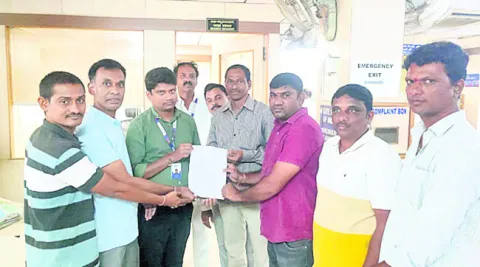 రుణం మాఫీ చేసి నగలు అప్పగించాలి