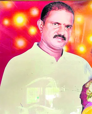 అప్పుల బాధతో రియల్‌ ఎస్టేట్‌ వ్యాపారి..
