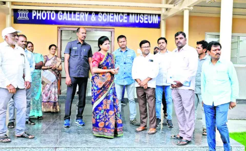 పీవీ విజ్ఞాన కేంద్రం పనులు త్వరగా పూర్తి చేయాలి