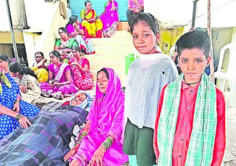 మొన్న తల్లి.. నేడు తండ్రి మృతి