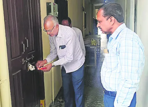 ఆస్పత్రి వెనుక డోర్‌ సైతం సీజ్‌ 