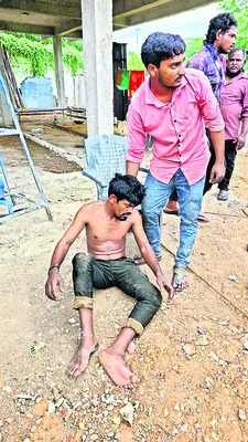 విద్యుదాఘాతంతో కార్మికుడికి గాయాలు