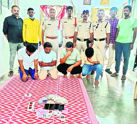 పేకాట శిబిరంపై పోలీసుల దాడి 