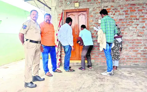 ప్రభుత్వ భూమిలో నిర్మాణాలు