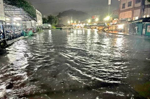 మోస్తరు నుంచి భారీ వర్షం
