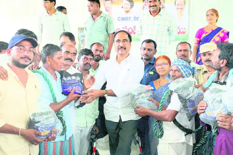 కాటమయ్య కిట్లతో గీతకార్మికులకు భద్రత