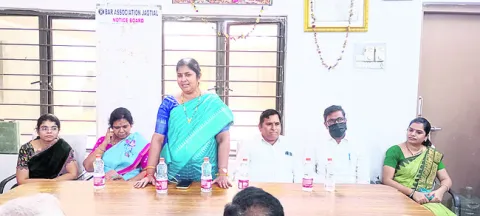 కేసుల పరిష్కారానికి న్యాయవాదులు సహకరించాలి