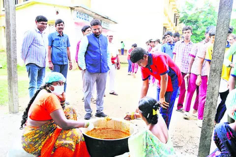 మెనూ ప్రకారం భోజనం అందించాలి