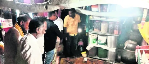 గోడ కూలి వృద్ధ దంపతులకు గాయాలు
