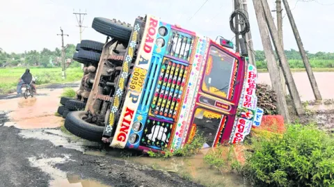 బండివారిగూడెం వద్ద లారీ బోల్తా 