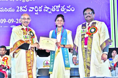 బెదిరింపులతో డబ్బు లాక్కున్న ముగ్గురు అరెస్టు