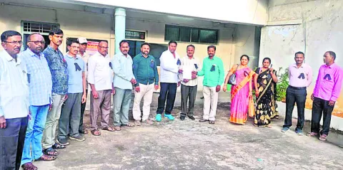 ఉద్యోగులకు పాత పెన్షన్‌ పునరుద్ధరించాలి