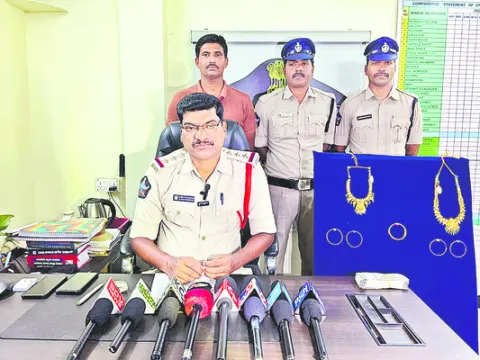 అన్నం పెట్టిన ఇంటికే ద్రోహం 
