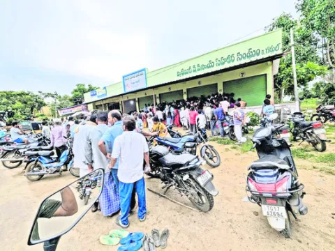 పడిగాపులు కాస్తే ఒక్కో బస్తా..