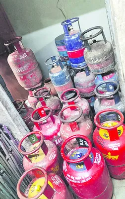 నిల్వ ఉంచిన 34 సిలిండర్ల పట్టివేత 