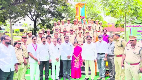 అటవీ సిబ్బంది సేవలు అభినందనీయం 
