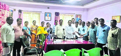 నల్లబ్యాడ్జీలతో ఉద్యోగ, ఉపాధ్యాయుల నిరసన