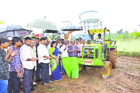ఇందిరమ్మ ఇళ్లకు 8 ట్రాక్టర్ల ఇసుక