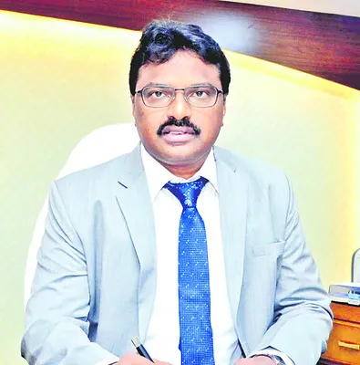 కలెక్టర్‌గా రాజాబాబు 
