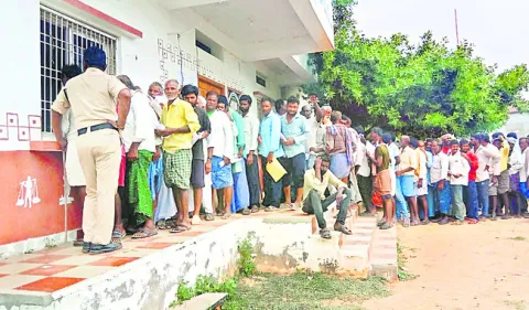 యూరియా.. కష్టం తీరలేదయా!