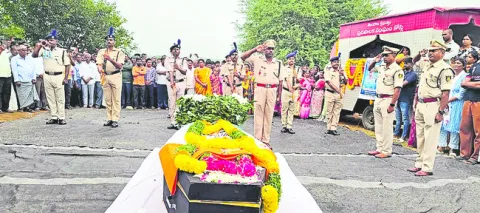 అధికారిక లాంఛనాలతో అంత్యక్రియలు 