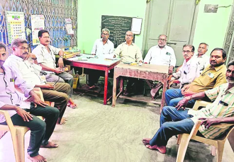 మూతపడే దుస్థితికి  చేనేత సంఘాలు 