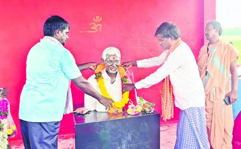 తాళం వేసి ఉన్న ఇంట్లో చోరీ