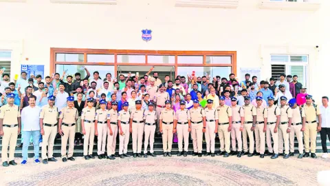 చోరీకి గురైన మొబైల్‌ ఫోన్లు అప్పగింత
