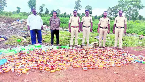 పట్టుబడిన మద్యం ధ్వంసం 