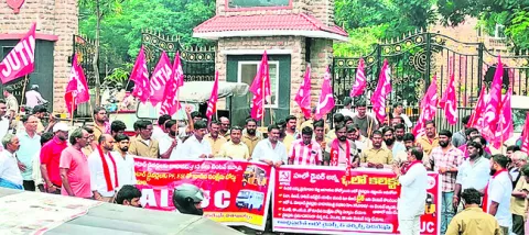 ఆటోడ్రైవర్లకు ‘బ్యాడ్జ్‌’ షరతు దారుణం