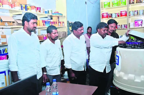 దళిత బంధు యూనిట్ల తనిఖీ