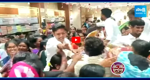 Huge Crowd Saree Offer In Medak 1