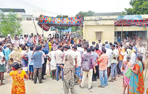 Farmers waiting for hours for urea