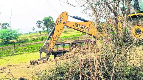 వెంకటరెడ్డిపాళెంలో చెరువు కట్ట ధ్వంసం 
