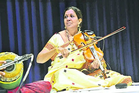 సుస్వరాల కోయిలకు కీర్తి కిరీటం 