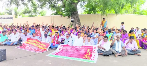 పెండింగ్‌ వేతనాలు   చెల్లించాలని ధర్నా