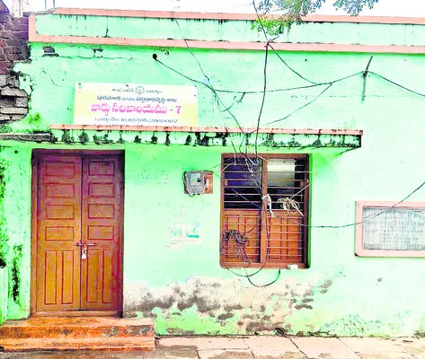 ● సారోళ్లు రాలే! 