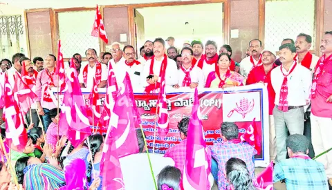 పోడు భూములకు పట్టాలివ్వాలి