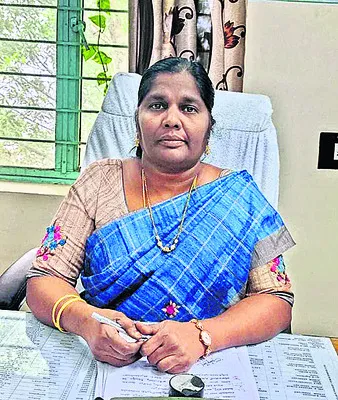 పాఠశాల తరలింపుపై నిరసన   