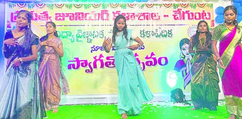 విద్యార్థులు క్రమశిక్షణతో చదువుకోవాలి 