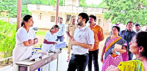 యూరియా అందేలా చర్యలు చేపట్టాలి