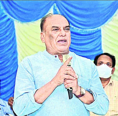 పత్రికా స్వేచ్ఛను హరించడం తగదు 