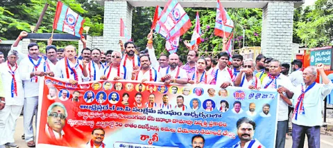 స్థానిక సంస్థల్లో 42 శాతం రిజర్వేషన్లు అమలు చేయాలి 