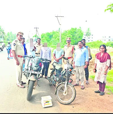 లిక్విడ్‌ గంజాయితో  ముగ్గురు పట్టివేత
