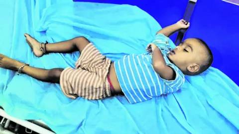 చిన్నారిని బలిగొన్న  బాటిల్‌ మూత 
