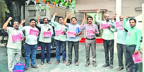 ఏపీటీఎఫ్‌ ఆధ్వర్యంలో ఉపాధ్యాయుల ఆందోళన 