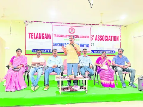 న్యాయబద్ధమైన డిమాండ్లు పరిష్కరించాలి
