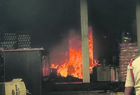 షార్ట్‌సర్క్యూట్‌తో దుకాణం దగ్ధం 
